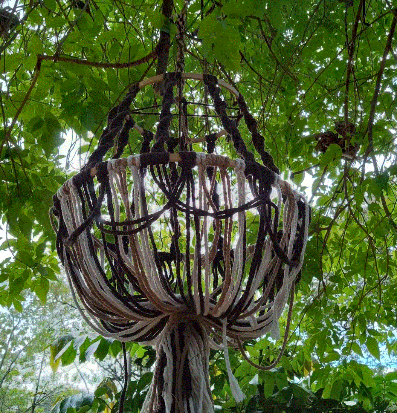 Lámpara de macramé artesanal hecha a mano en Costa Rica para iluminación boho decorativa