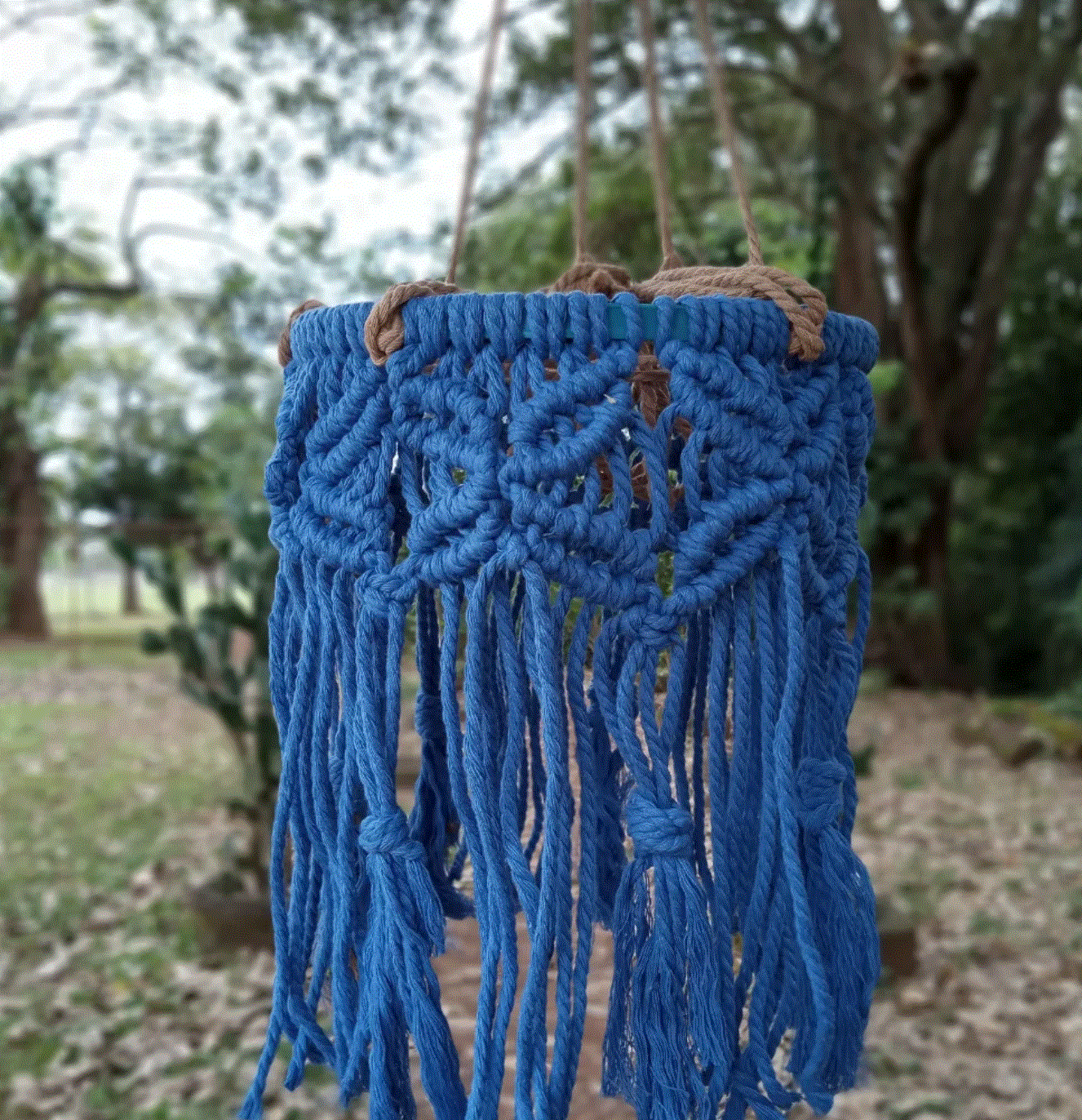 Lámpara colgante de macramé artesanal costarricense para decoración boho natural interior