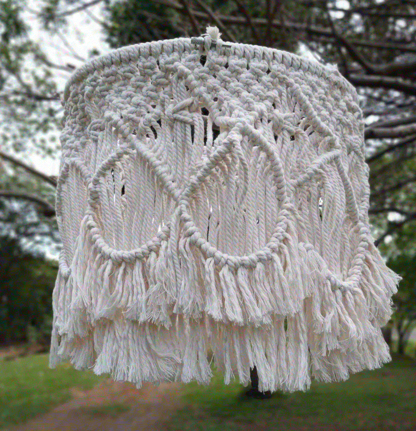 Pantalla de lámpara en macramé hecha a mano en Costa Rica para ambiente boho cálido