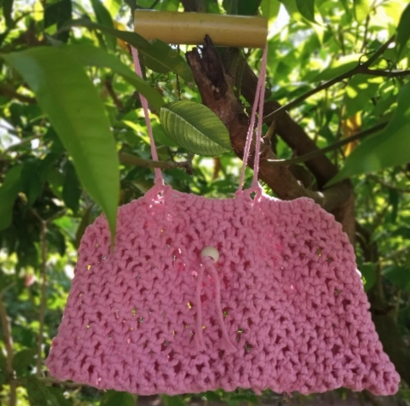 Bolso de macramé rosado artesanal hecho a mano en Costa Rica para estilo boho femenino