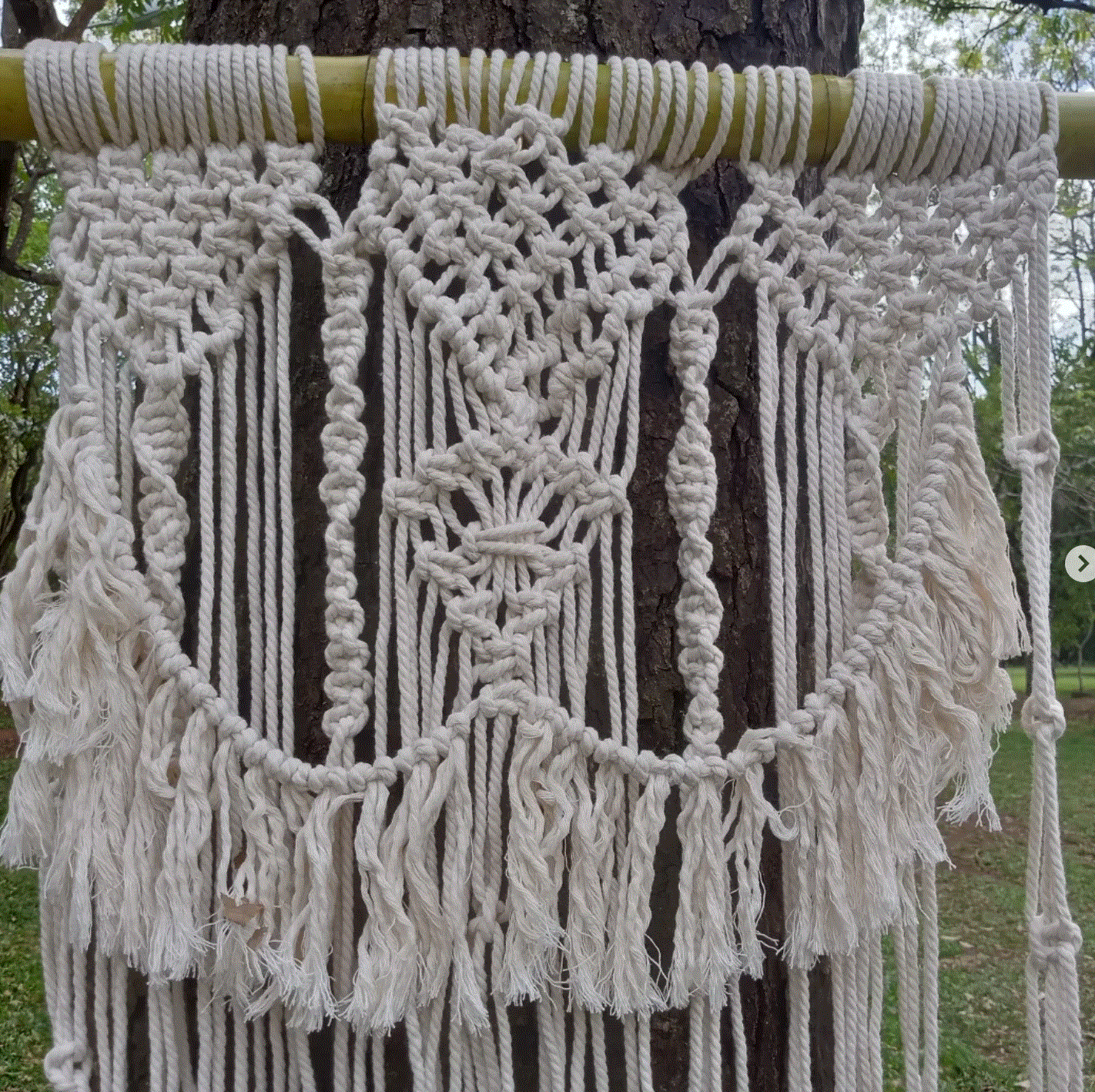Tapiz de macramé artesanal hecho a mano en Costa Rica para decoración boho del hogar