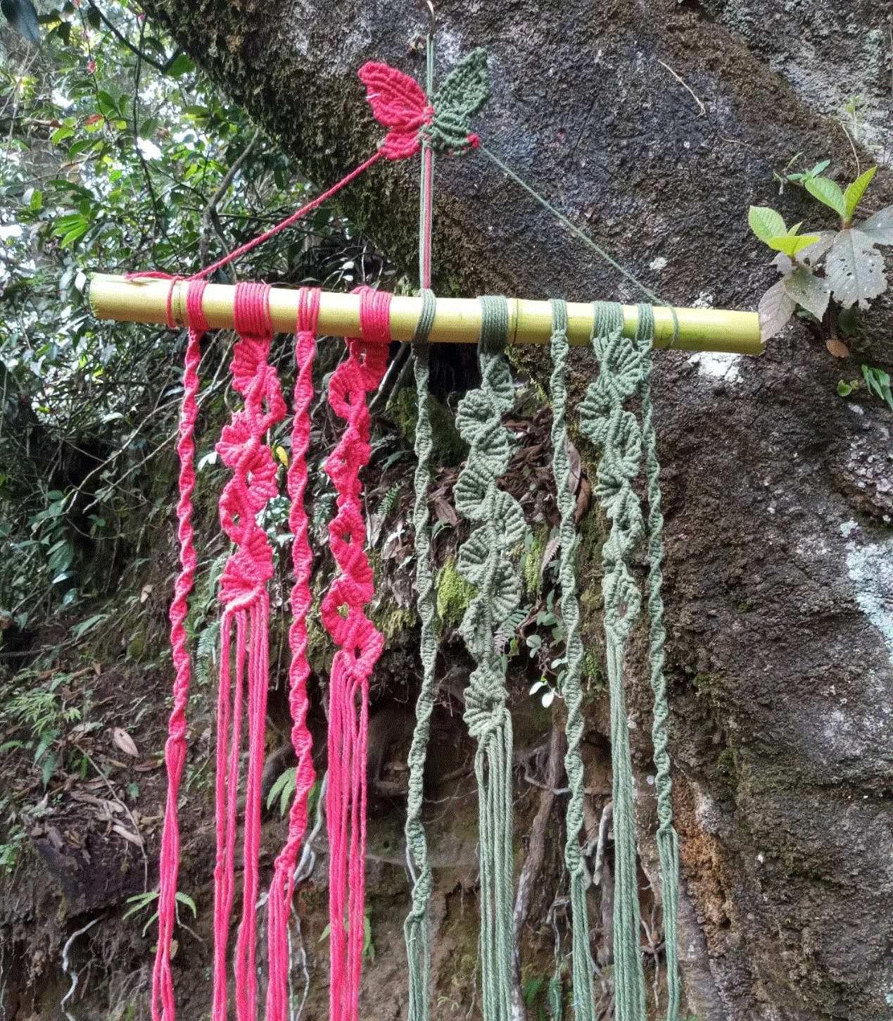 Colgante de pared en macramé artesanal costarricense para decoración boho chic interior